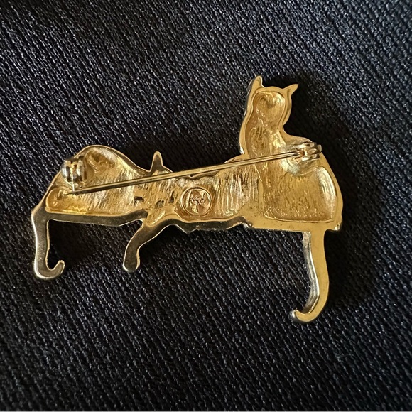 Angel MFA Cat & Kittens Brooch - Picture 2 of 4